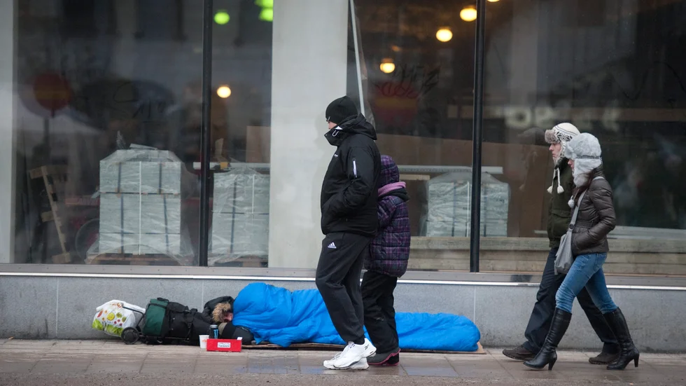 "Tänk dig, Sverige stänger ner. Vad händer med de hemlösa som står utanför samhället?".