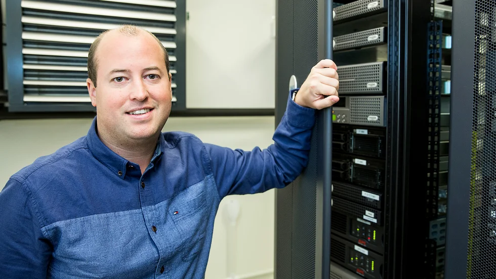 Mattias Forss är vd på Forss webbservice, ett företag som märker att ovanligt många nu arbetar hemifrån. 