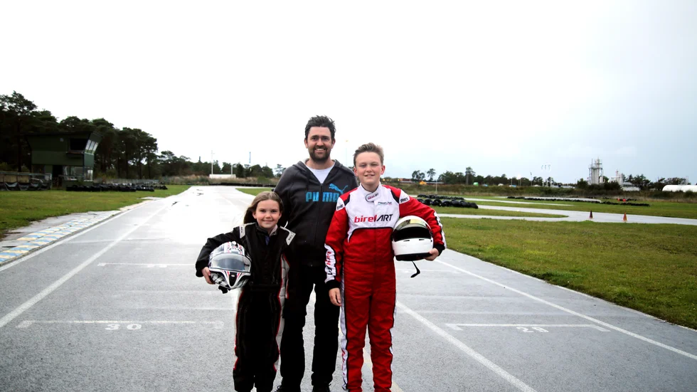 14-årige Alexander Nordahls passion för karting har smittat av sig på lillasyster Olivia. Även pappa Mattias Ahlström har kartinglicens.