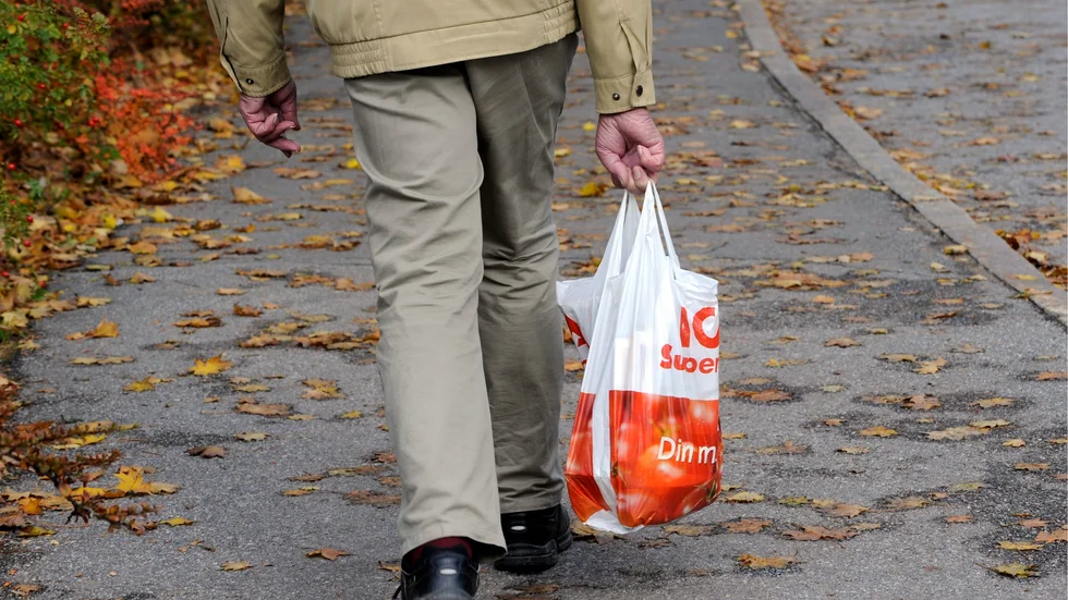 Hur många slänger bärkassar i naturen? Miljömedveten är betydligt bättre i dag.