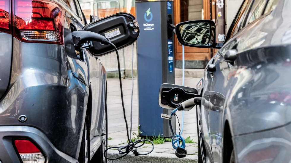 Utbyggnaden av laddplatser för elbilar väcker frågor om vem som ska betala för dem.