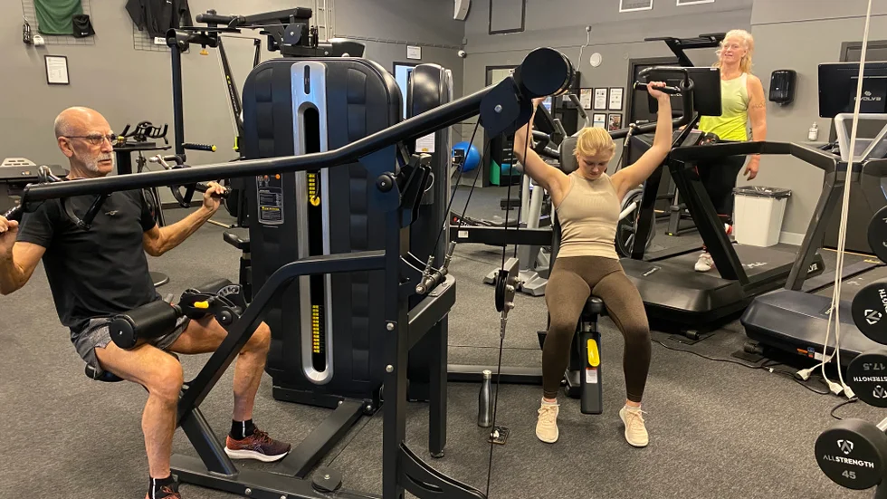 Ronny Rostov, Emelie Källgren och gymvärden Ingmarie Johansson tränar ofta i de olika maskinerna.