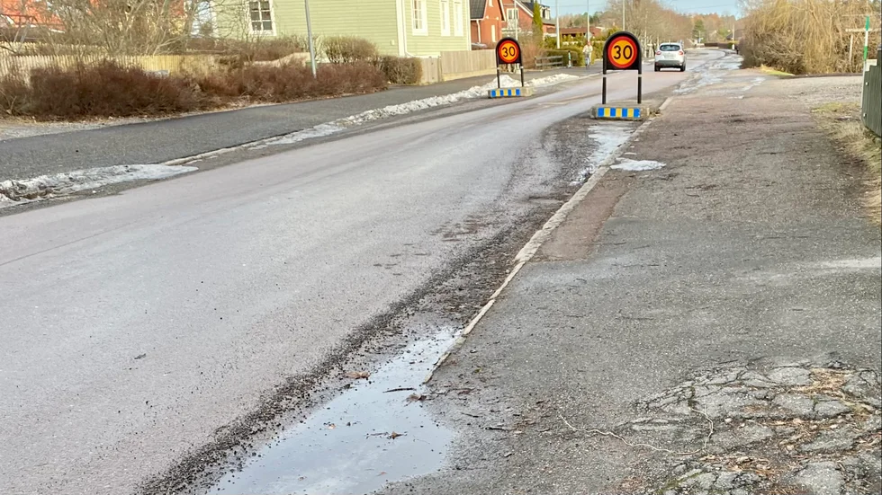 Polisavspärrningar var redan borttagna när Eskilstuna-Kuriren besökte Röksta under lördagsförmiddagen. Bilden har inte nödvändigtvis med nattens händelse att göra. Polisen vill inte gå ut med extrakt adress.