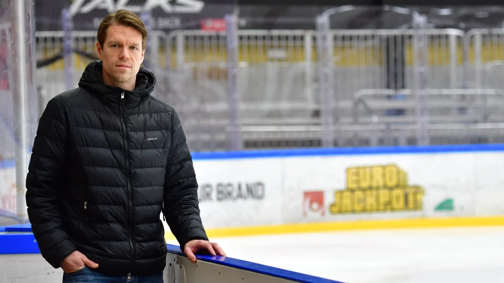 Sportchefen i Almtuna, Nicklas Danielsson, har sin mest hektiska tid nu när ett nytt lag ska byggas ihop. Men det är svårjobbat så länge han inte har en spelarbudget att förhålla sig till.