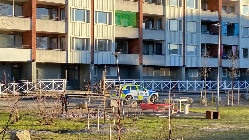 Polis på plats i Årby.