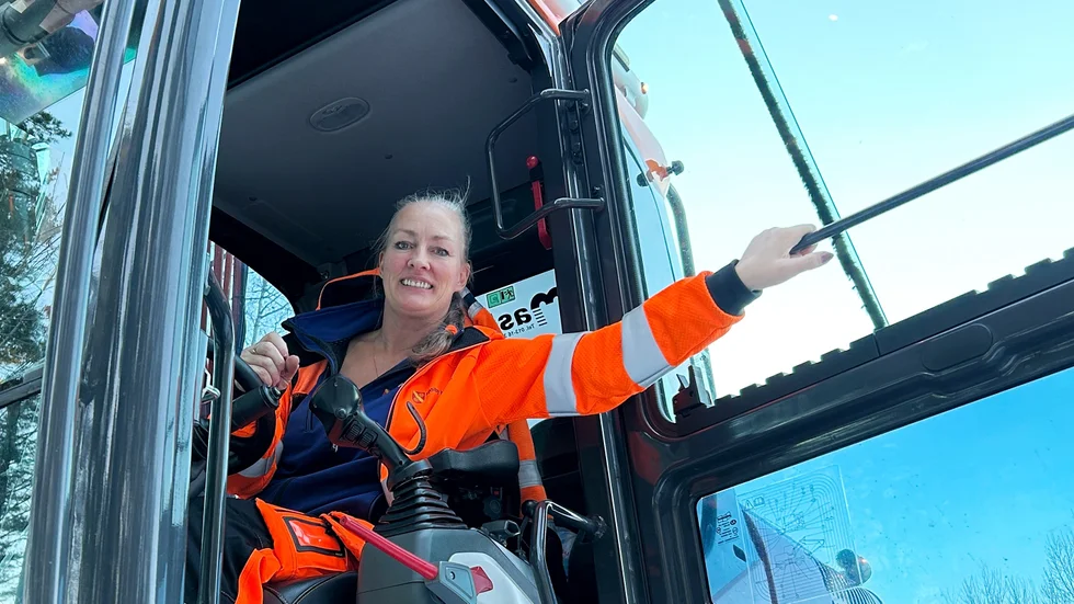 Caroline Eriksson älskar sitt jobb som grävmaskinist inom Mjölby kommun och kallar sig, med glimten i ögat, Grävinnan af Mjölby. 