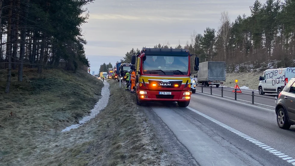 Väg 50 fick stängas av i både norr. och södergående körriktning och det bildades långa köer.