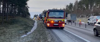 Bil med släp körde in i mitträcket – långa köer