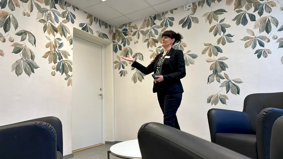 I det nya rummet där man tar emot barn och unga har man valt en tapet med kastanjer på för att ge ett mer ombonat och tryggt intryck. Men ännu är det inte helt klart.
