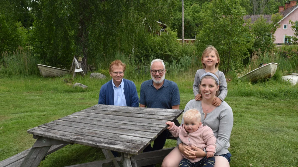Anders Martinsson, Rune Larsson och Elin Anderberg med barnen Signe och John. "John har varit med på många möten. Han har än så länge inte kommit med så mycket input", säger Anders och skrattar. 