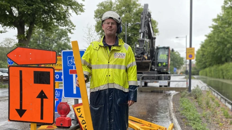 Magnus Olsson, 54, kan ha Eskilstunas just nu blötaste jobb. Se fler regnbilder nedan!