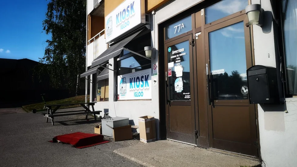 Kiosk Igloo var på måndagseftermiddagen stängd efter polisens tillslag.