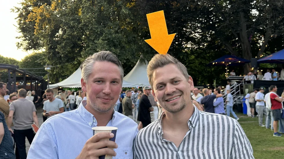 Barndomsvännerna Joel Svensson och Niclas Aronsson från Ljunga i Småland har lite svårt att hålla koll på varandra i vimlet. Men har hittat en kreativ lösning: en stor gul pil på huvudet.