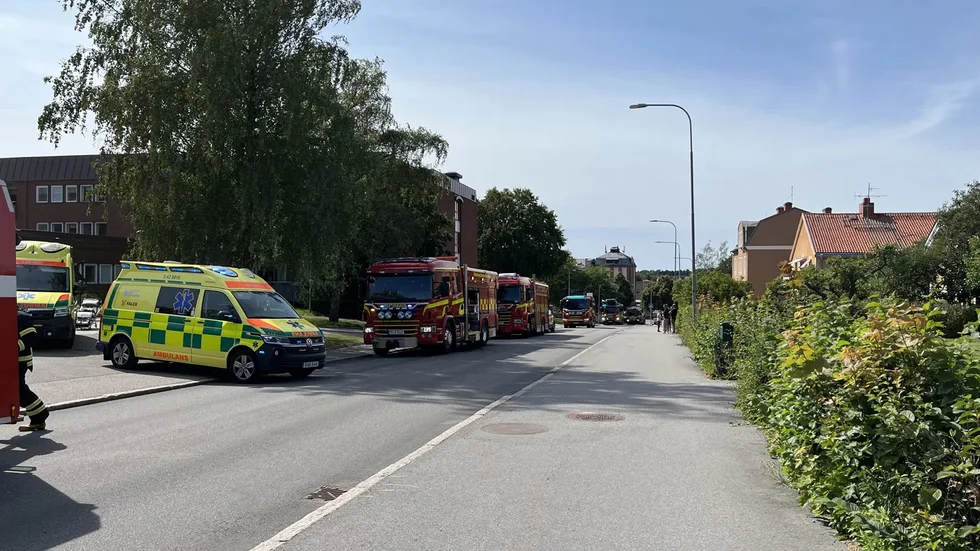 Ett stort antal räddningsfordon och ambulanser ryckte ut till servicehuset på måndagseftermiddagen.