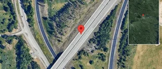 Stillastående personbil på E4 - stopp i ett körfält