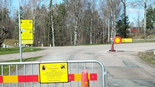 En man och en kvinna passerade bom och skyltar när de körde in på ett område som räknas som skyddsobjekt. Mannen har i förhör sagt att han bara ville se platsen där han tidigare gjort lumpen.