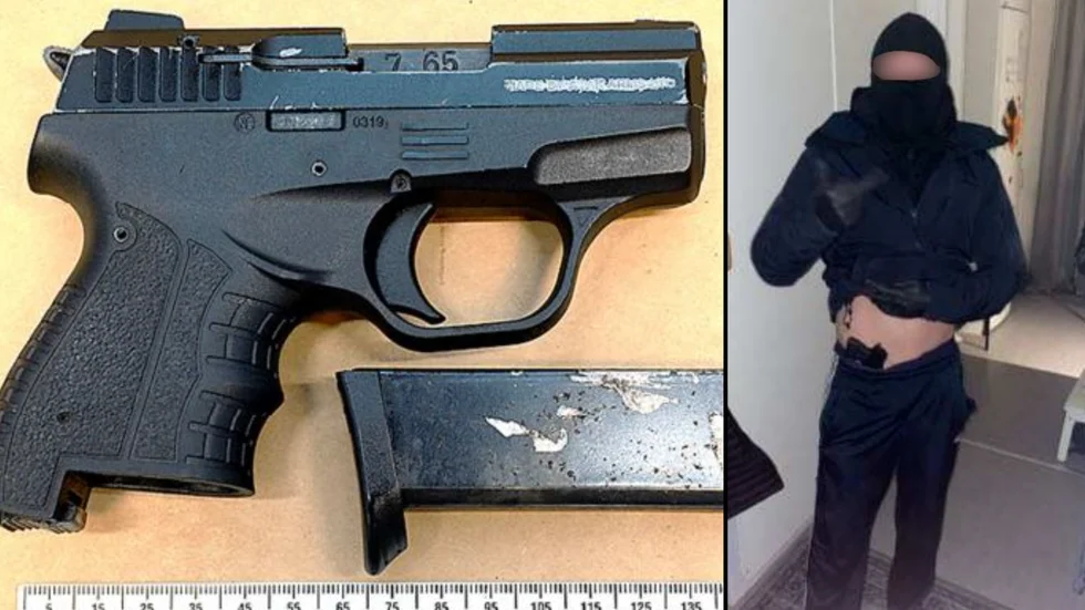 Vapnet som hittades i gömman. Enköpingsbon har inte velat kommentera om det är han som syns på bilden med ett vapen i byxlinningen. 