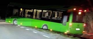 Buss gled ner i diket – fick bärgas