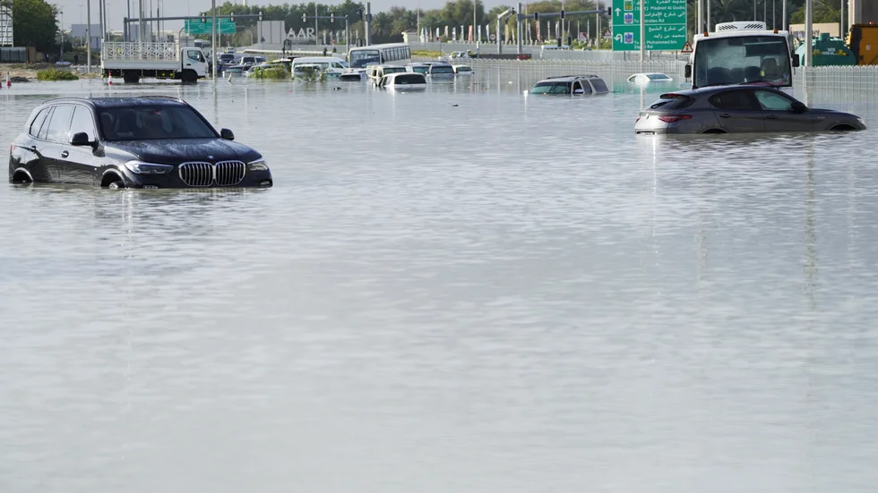 Kraftiga åskväder drog in över Förenade arabemiraten på tisdagen och på bara ett dygn fick staden Dubai över ett års regn, vilket ledde till att stora delar av motorvägarna och Dubais flygplats översvämmades.