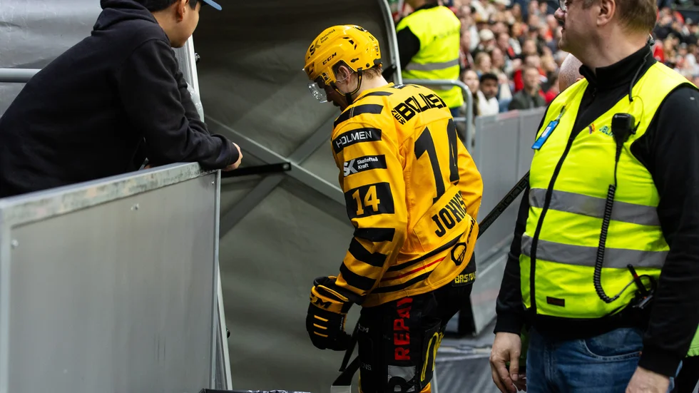 Andreas Johnson fick matchstraff i tisdagens SM-semifinal, nu riskerar han att straffas ytterligare.