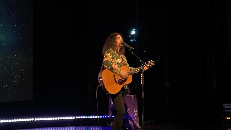 Thomas Di Leva gästade Eskilstuna Teater under söndagskvällen med konserten "Från Di Leva till Bowie".