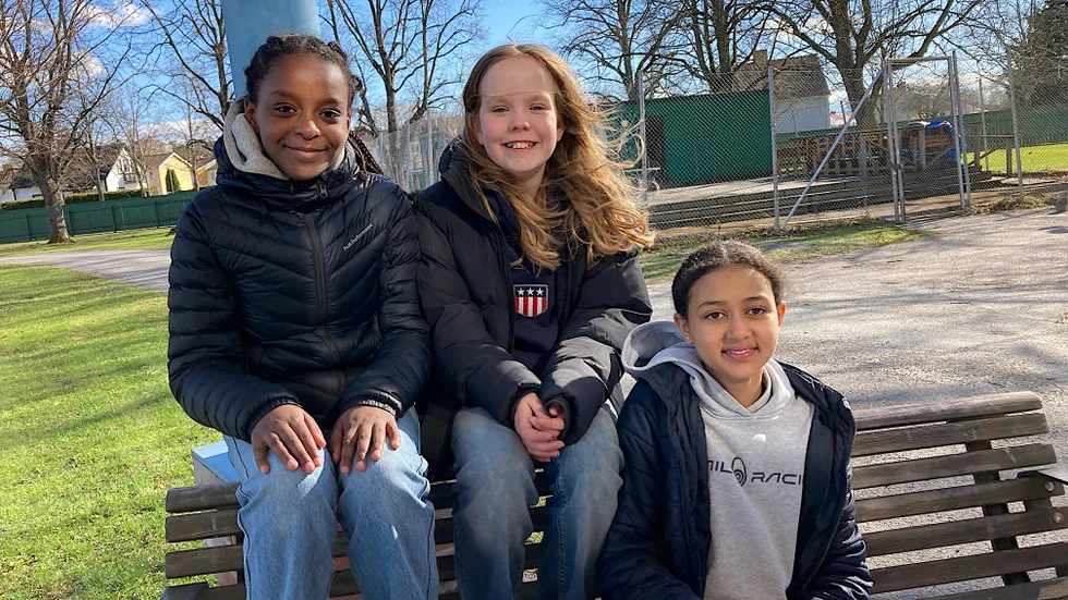 Hosiana Amanuel, Astrid Andersson och Efrata Gebreab är kompisar som testar den nya mötesplatsen för första gången. 