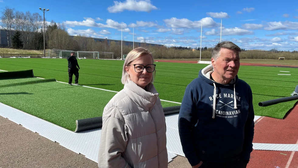 Hebys AIF:s Ann-Sofie Pasalic Nilsebo och Tommy Olsson fanns på plats när nya konstgräsplanen växte fram.