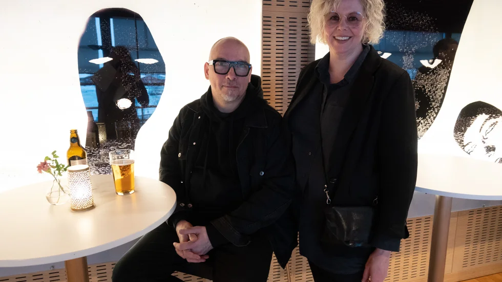 Peter Wikström har bjudit med sin syster Sofia Ryytty Stålnacke på konserten med Jonathan Johansson. "Han är svinbra. Jag har lyssnat på honom länge och var även på konserten förra gången han var i Luleå", säger Peter. "Jag tycker han är bra och hoppas han ska spela något från debutalbumet", säger Sofia.