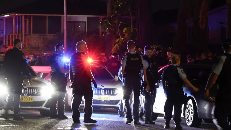 Poliser utanför kyrkan i Sydneyförorten Wakeley efter måndagens knivattack.