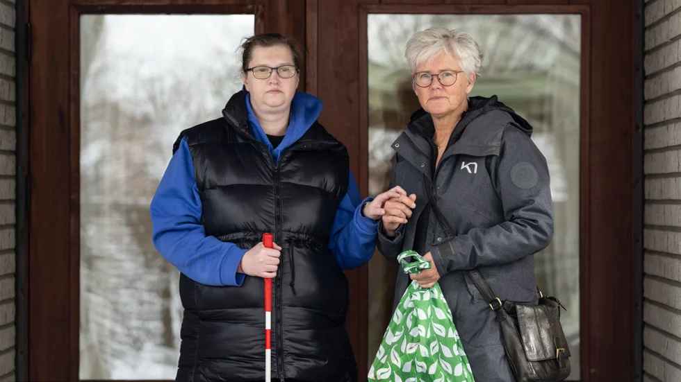 "Jag förstår att man inte kan nyttja kommunens hemtjänst till ett experiment men vi är säker många som kan tänka oss att ställa upp för att se till att den modige får hjälp med sina grundläggande behov under denna vecka", skriver insändarskribenten om fallet med dövblinda Evelina Lindberg. (Arkivbild)
