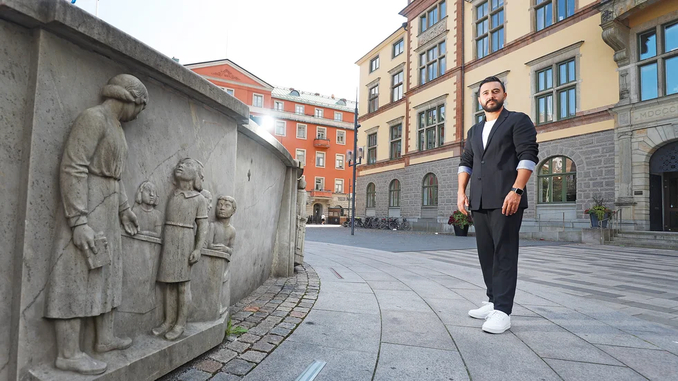 De cirka 2,5 miljoner kronorna i statsbidrag som uteblev fick kommunen i stället skjuta till själva. "Det är en otroligt onödig tabbe och naturligtvis helt åt helvete då skolans ekonomi i Eskilstuna redan är så pass ansträngd", säger Muhammed Tahsin (M).