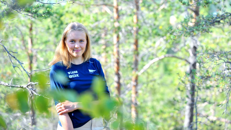 OK Renen-orineteraren Hanna Lundberg har värdens alla hörn som sin tävlingsscen. Men efter EM i Ungern ville hon hem till Luleå och Norrbotten för att hitta tillbaka till sig själv som person och glädjen till orienteringen igen. Vi träffade henne uppe på Ormberget där hon tränat under hela sin karriär.