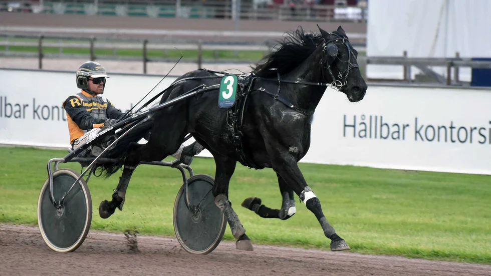 Första tränarsegern för unge Jonathan Bardun kom i lördags på Mantorp Hästsportarena när han lotsade in svårkörde Homemade Pudding till en säker triumf. 