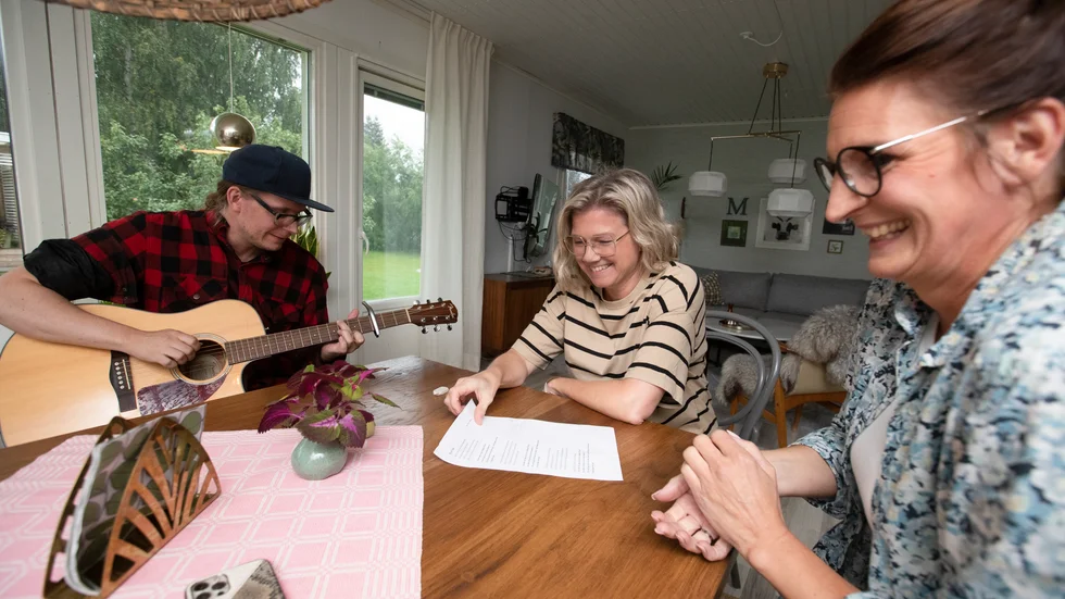 Den här eftermiddagen träffades tre av de fyra som ingår i gruppen vid Maria Pekkaris köksbord. Innan de hade gått hem hade en ny låt sett dagens ljus. 