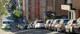 Larm om hotfull situation i centrala stan – knivar inblandat