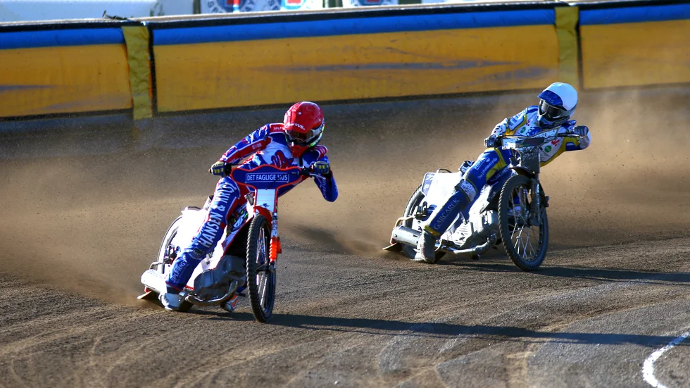 Niels-Kristian Iversen och Piotr Pawlicki i kamp om förstaplatsen i heat tre.