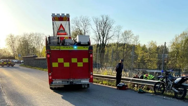 Den 10 maj 2023 inträffade en allvarlig trafikolycka på Vallonvägen i Finspång. Nu åtalas en bilförare för grov misshandel och i andra hand vållande till kroppsskada och grov vårdslöshet i trafik.
