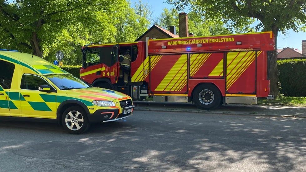 Ambulans och räddningstjänst på plats.