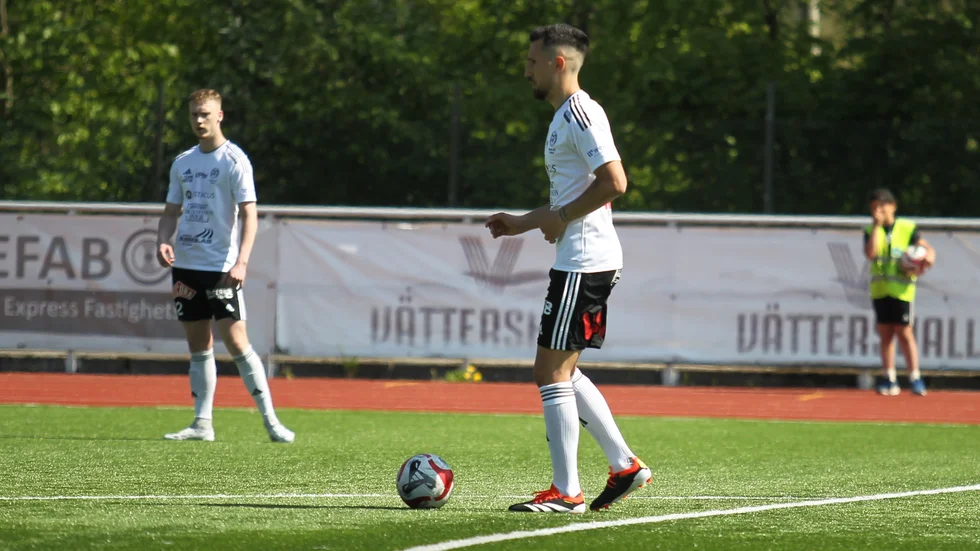 Elmer Civgin, 27-årig mittback i Motala AIF, fortsätter ytterligare två år i sin moderklubb. I år kom han tillbaka efter en ljumskskada. Siktar på spel igen 2025. Nu ska han coacha MFK i futsalettan i vinter.