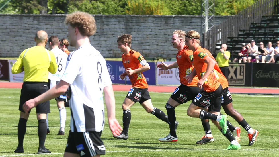 Peter Öhman i FC Gute jublar efter sitt ledningsmål mot Sandviken AIK.