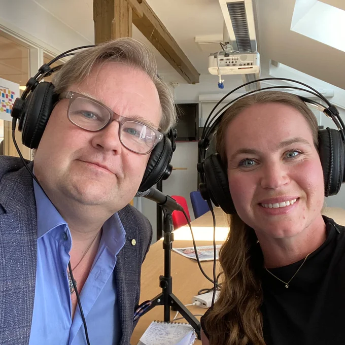 Radiosnack. MVT-podden Sportsnack jubilerar med avsnitt 100 och Lina Gillman gästar. Borensbergstjejen pratar om nyligen genomförda 16 weeks of hell, men även om klassikern  där hon gick i mål gravid.
