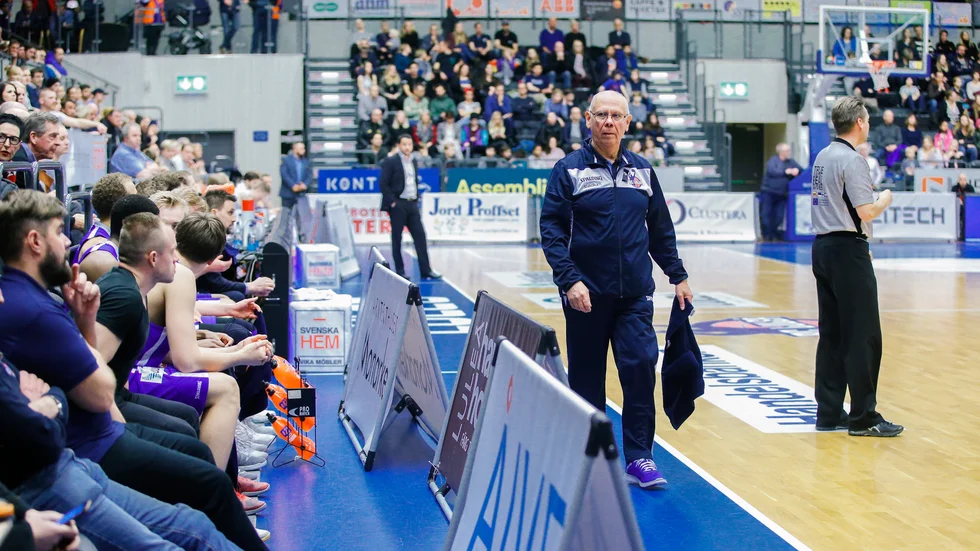 Eduardo "Eddie" Carrazana tvingas lämna BC Luleå på grund av klubbens ekonomiska problem, men det köper inte profilen. "Att de sparkar mig för att spara pengar är bara skitsnack när de anställer en tredjecoach", säger han.