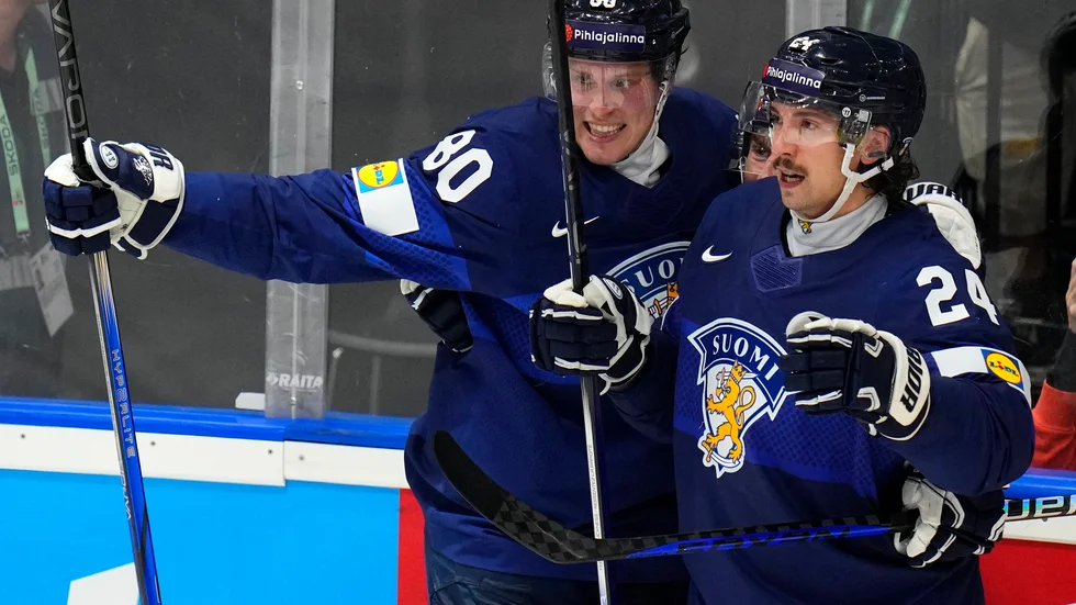 Finlands Hannes Björninen, Örebrocentern, firar med Saku Mäenalanen, till vänster, i Finlands seger över Danmark i måndags.