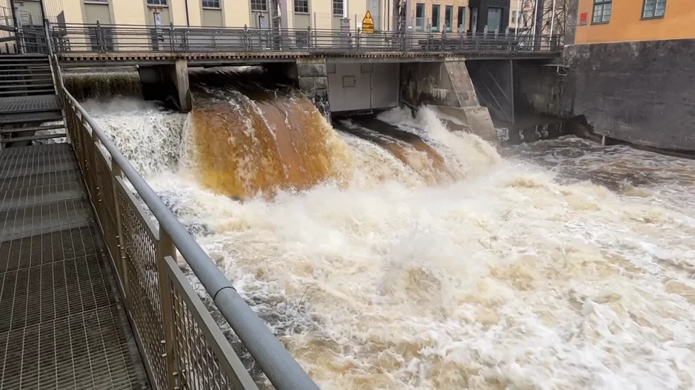 Vattnet fräser ordentligt i Motala ström nu. Det har lett till att SMHI lagt en orange varning som ligger hela helgen.