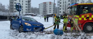 Bil krockade med skylt på Västerleden