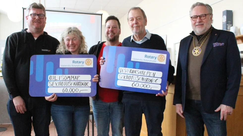 Västerviks Rotaryklubb kunde genom Tomteparaden dela ut 120 000 kronor till lokala initiativ. Från vänster: Jerker Björklund, Henrik Frisell, Åsa Nilsson, Anders Gunneheim och PG Gregard
