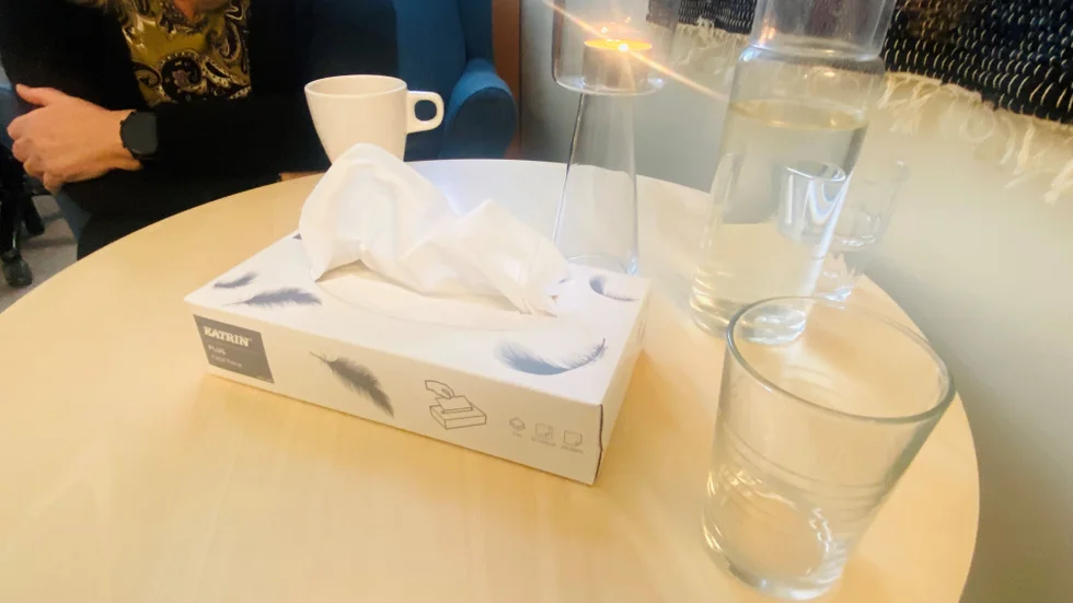 På socialförvaltningens Stoppcenter finns möjlighet till stödsamtal för den som utsatts för våld av något slag. Medarbetarna konstaterar att det ekonomiska våldet vuxit till ett stort samhällsproblem. Det händer att våldsutövaren blir hotfull och av den anledningen är samtalsbehandlarna försiktiga med att synas på bild.