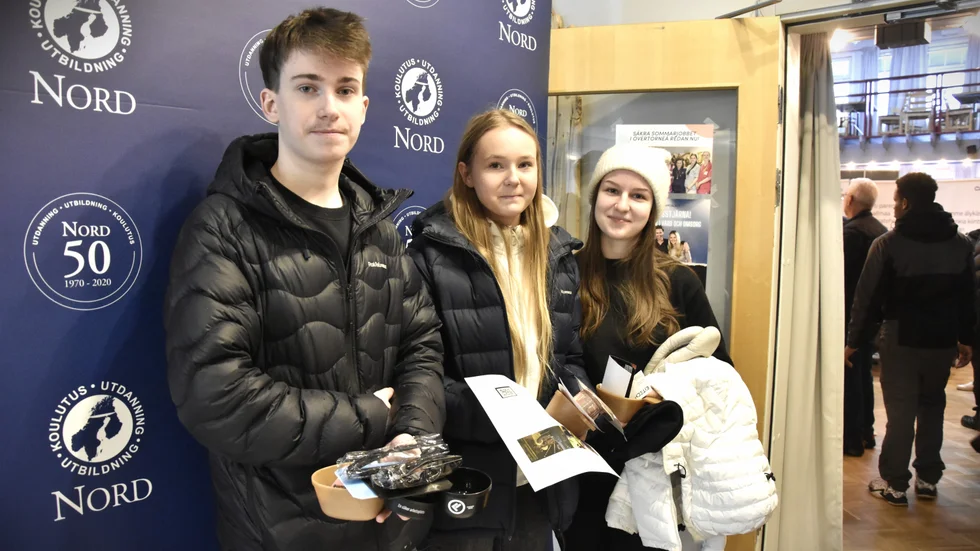 Ludvig Källsenius, Tinja Isoniemi och Noomi Talonen går andra året på gymnasiet men passade på att spana in eventuella framtida arbetsgivare.