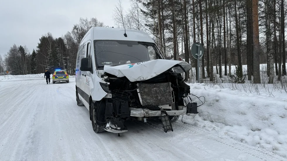 En av bilarna blev illa tilltygad i fronten.