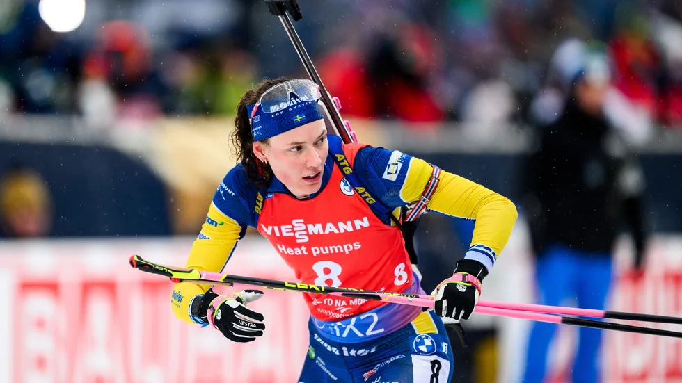 Hanna Öberg gjorde ett perfekt lopp fram till det stående skyttet i jaktstarten. Där blev det två bom och därmed tappade hon för mycket tid mot tättrion.